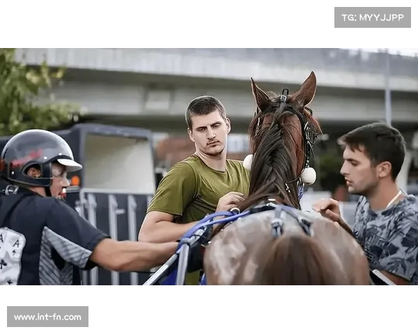 约基奇休赛期化身赛马冠军 纵情草原享受骑马乐趣