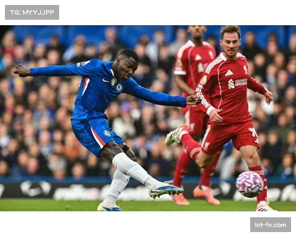 勒沃库森门将弗莱肯高接抵挡，零封曼城立头功