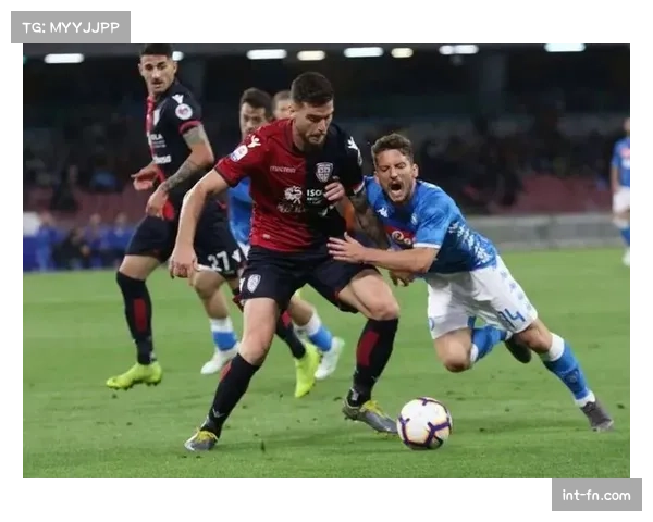 卡利亚里球迷向对手看台投掷烟雾弹，比赛一度中断