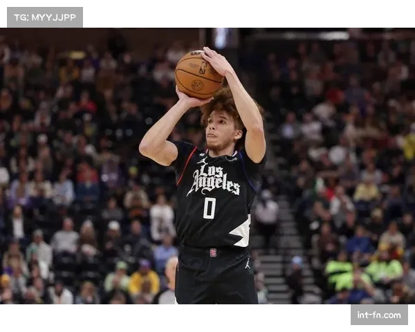 快船队以10天短合同签下自由球员达拉诺·班顿