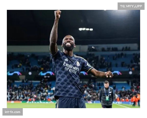 争议瞬间:皇马进球前,巴萨投诉吕迪格对莱万犯规未获判罚